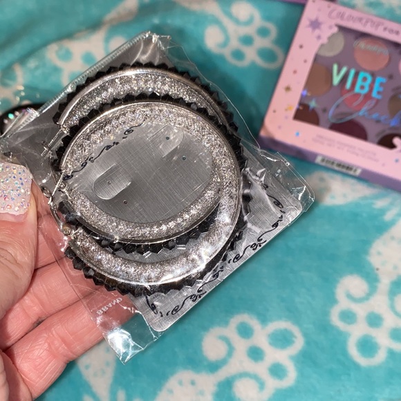 3 pair of earrings glittery eyeshadow - Picture 3 of 6